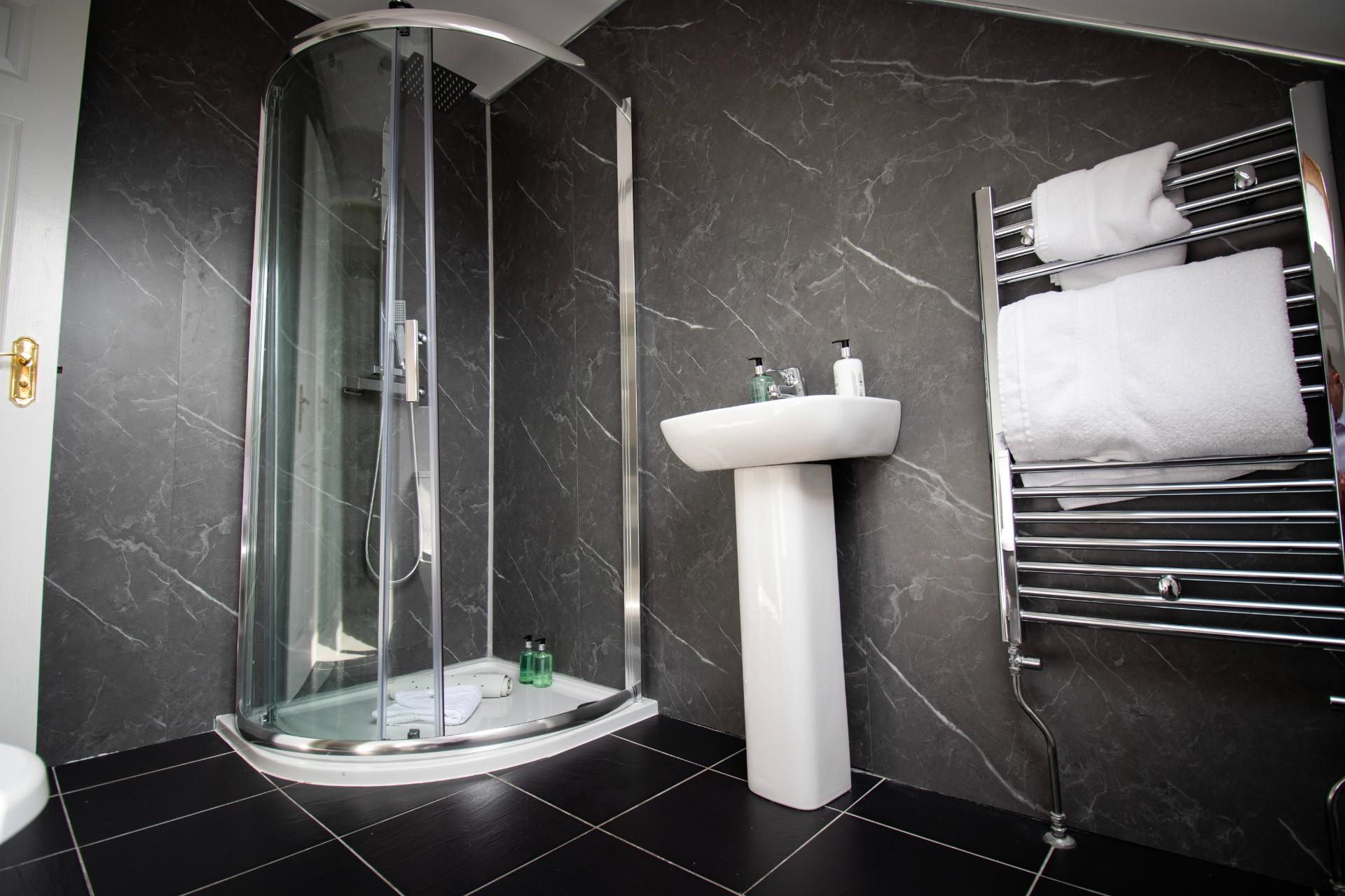 The Loans Inn Self Catering Cottage Ayrshire Bathroom
